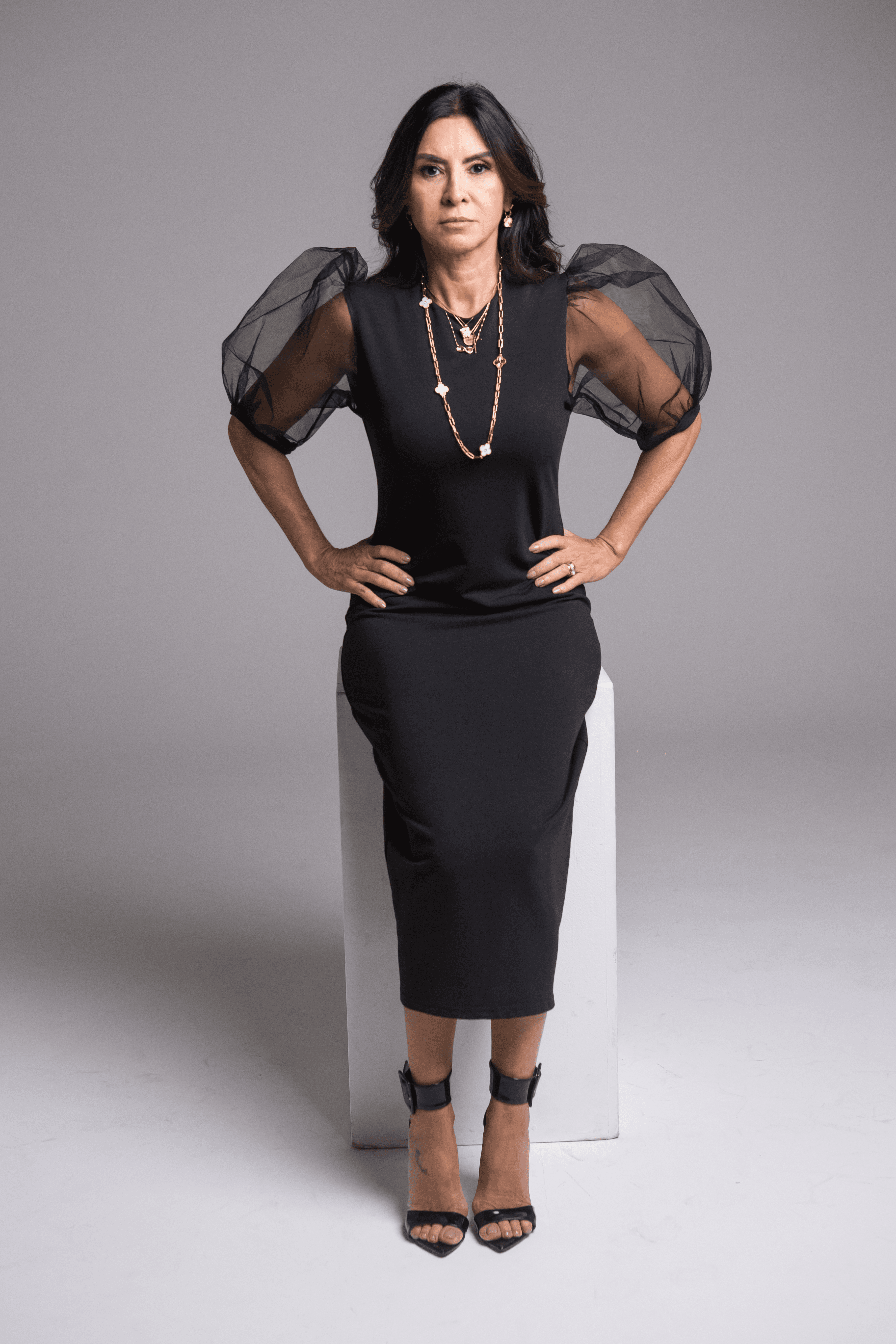 Claudia em vestido preto, full body