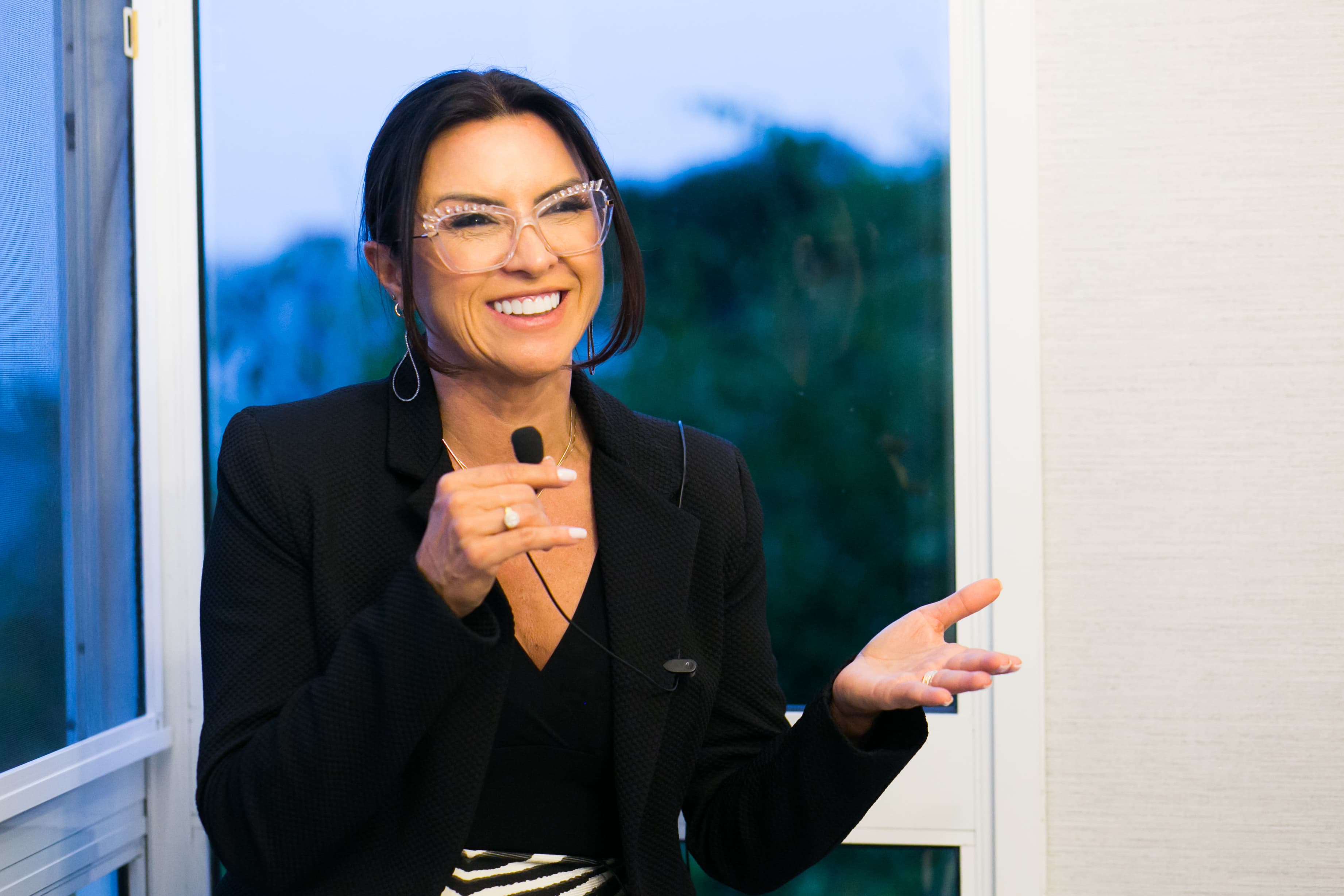 Claudia em palestra, sorrindo